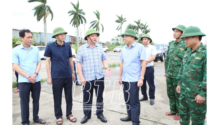 Đồng chí Phó Bí thư Tỉnh ủy, Chủ tịch UBND tỉnh kiểm tra, chỉ đạo công tác khắc phục hậu quả sau bão số 3 tại Thái Thụy