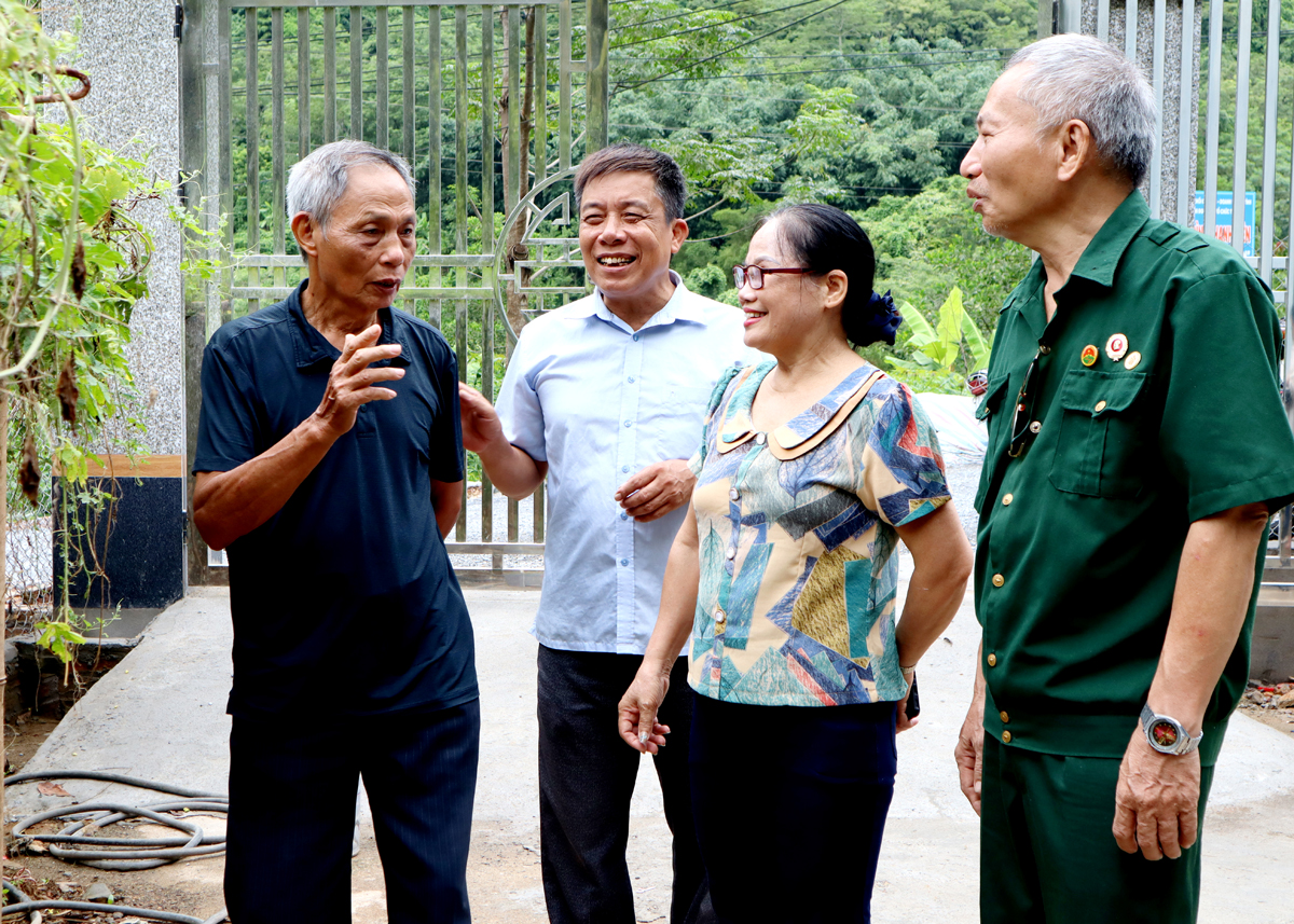 Der städtische Verband der Opfer von Agent Orange/Dioxin besuchte das Wirtschaftsmodell von Herrn Le Dinh Cung (erste Person von links).  