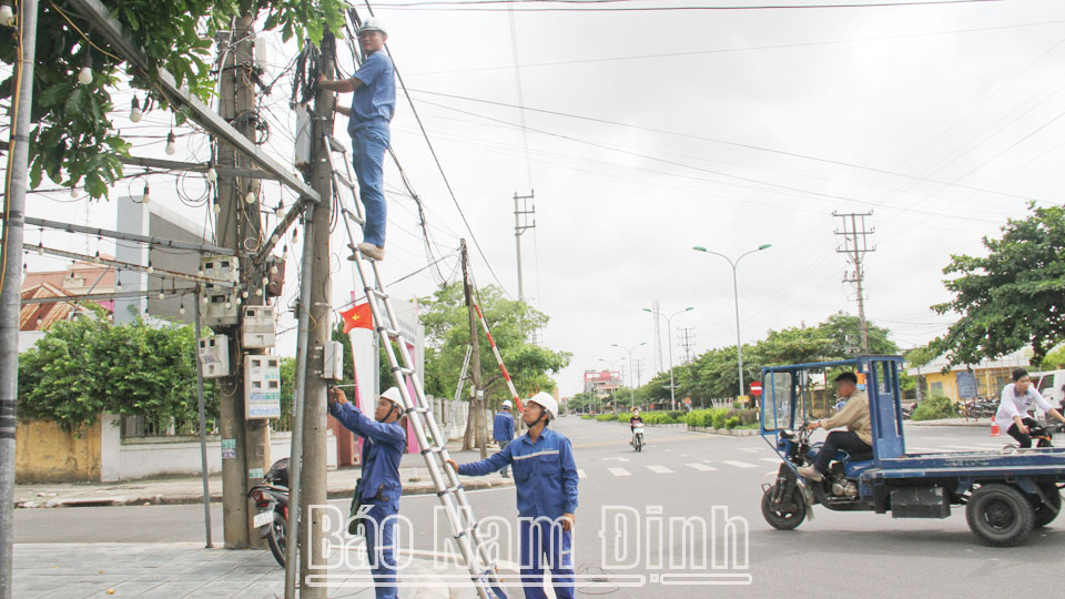 VNPT Nam Dinh renovates telecommunication cables in Xuan Truong district.