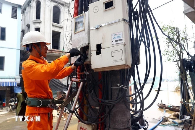 Revise los equipos eléctricos antes de suministrar electricidad a los clientes. (Foto: Huy Hung/VNA)