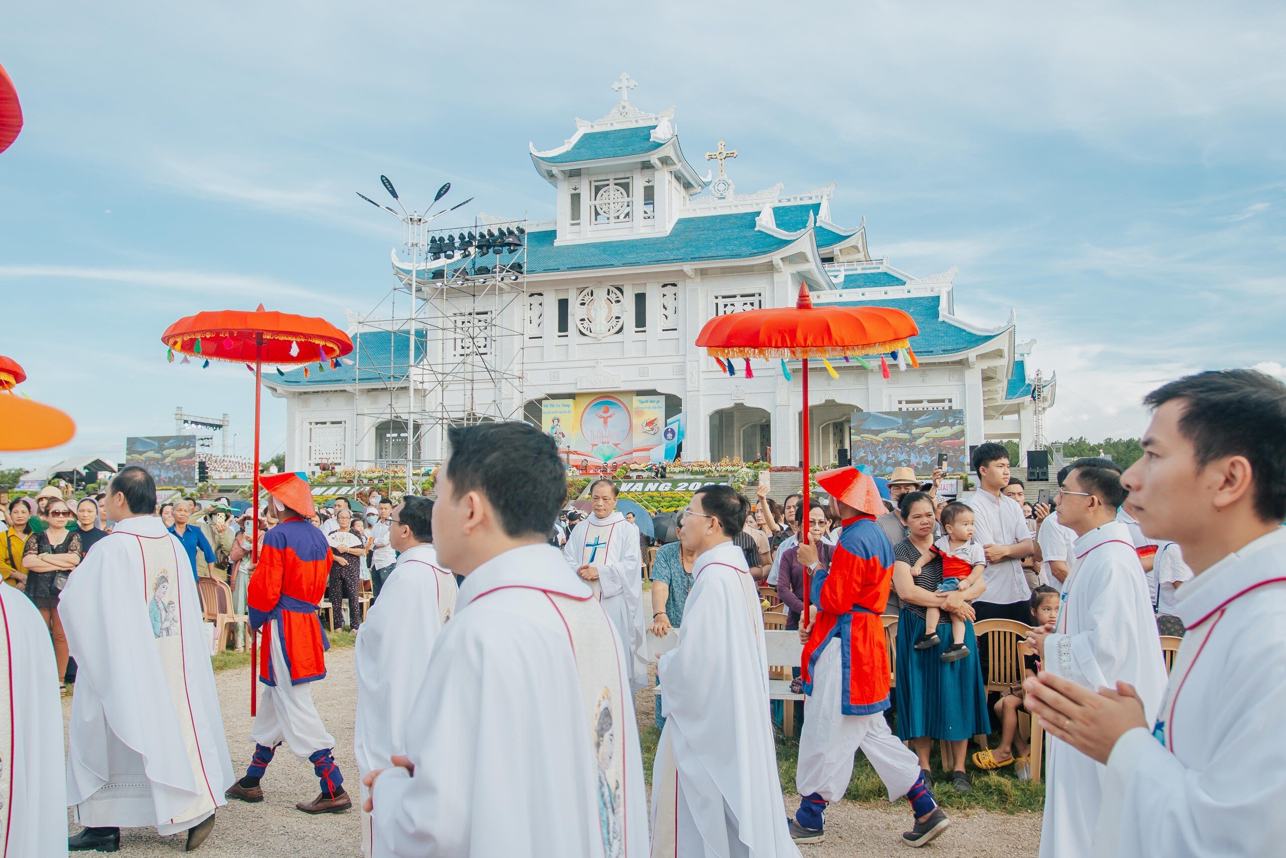 Biển người tham dự thánh lễ tại La Vang trong ngày nắng nóng- Ảnh 4.