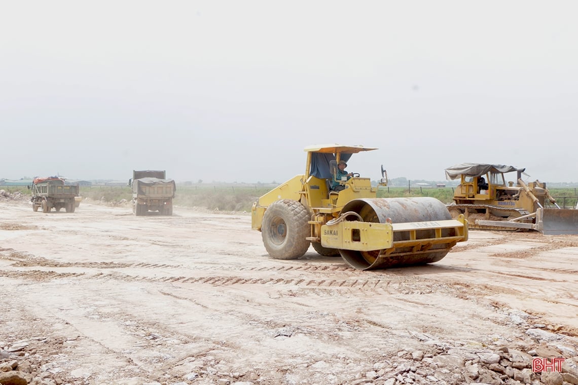 Sur le chantier de construction du projet de la rocade Est de la ville de Ha Tinh