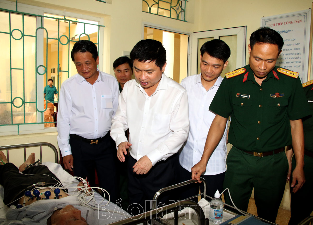 The Chairman of the Provincial People's Committee met and visited and presented gifts to the Youth Volunteer Force CSĐB DCHT living in Phu Ly city.