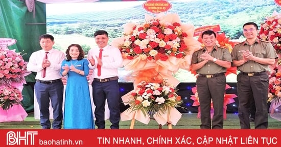 Huong Lam border commune receives certificate of recognition for meeting new rural standards