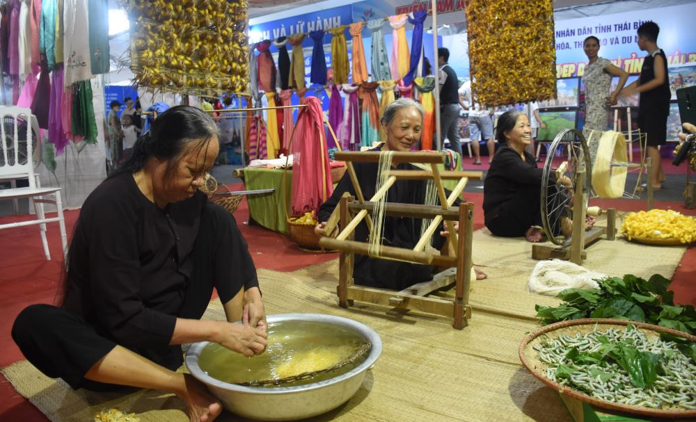 Artisans of the traditional linen weaving village of Nam Cao commune (Kien Xuong district, Thai Binh province)