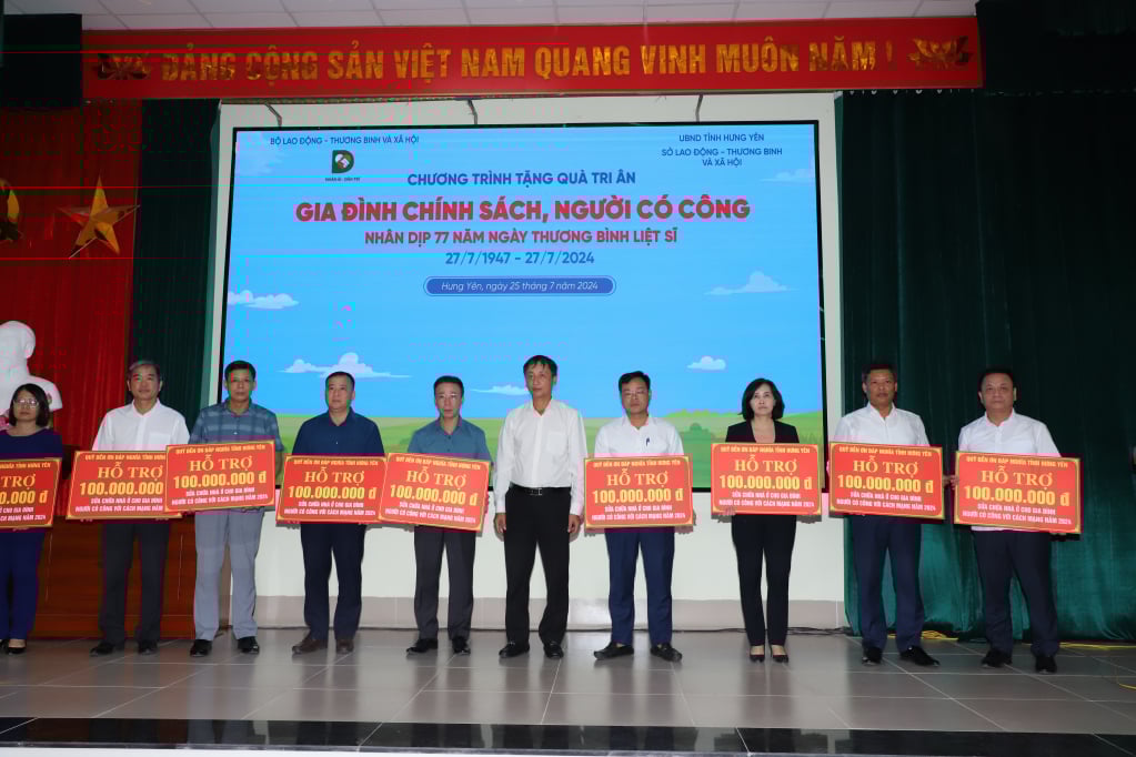 Le camarade Nguyen Hung Nam, vice-président du Comité populaire provincial, a symboliquement attribué 1 milliard de VND du Fonds de gratitude provincial aux districts, villes et villages.