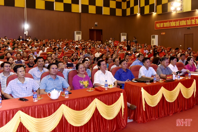 Festival de chant passionnant pour les personnes âgées de la ville de Hong Linh