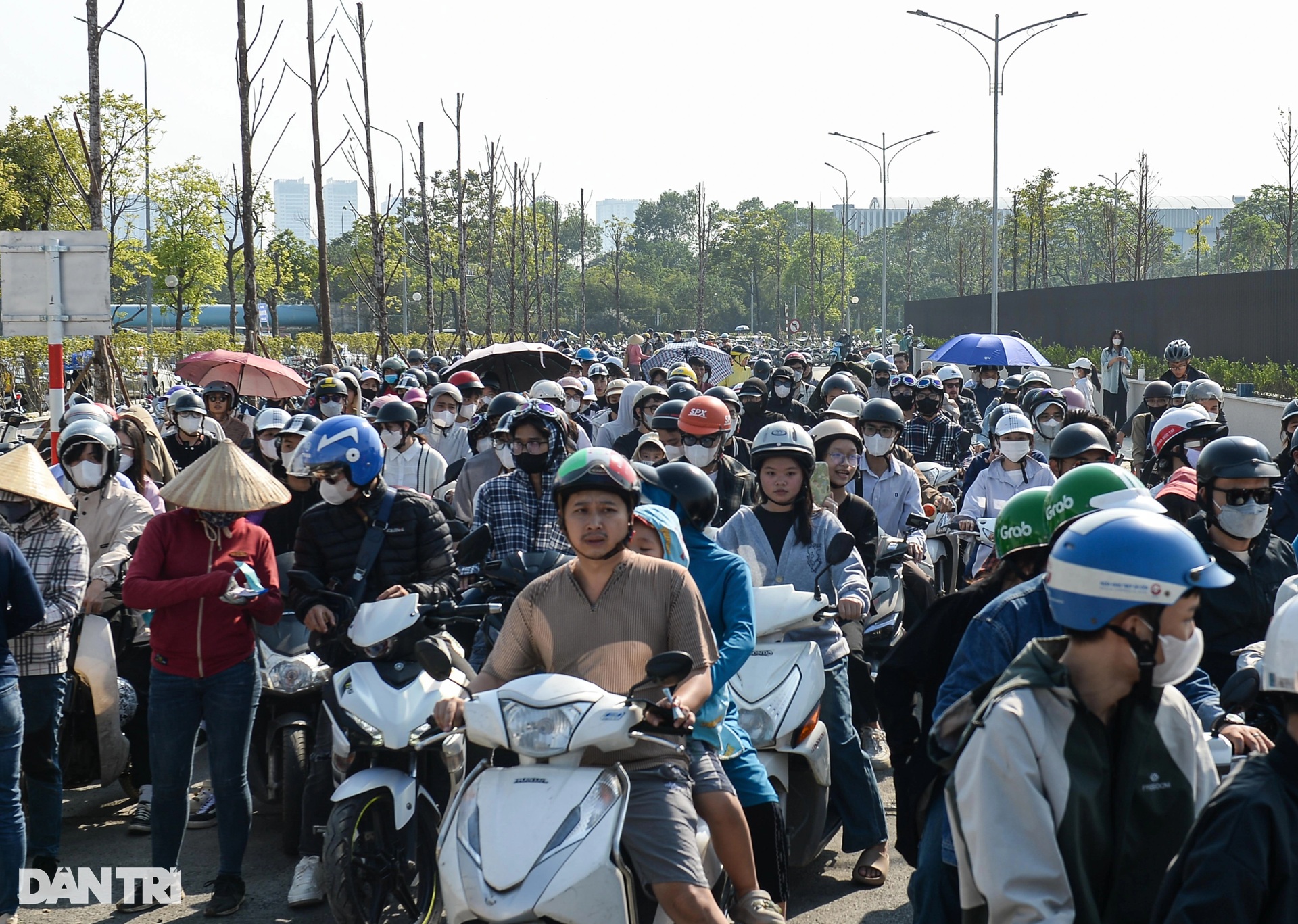 Hàng vạn người đổ về tham quan Bảo tàng Lịch sử Quân sự Việt Nam - 2