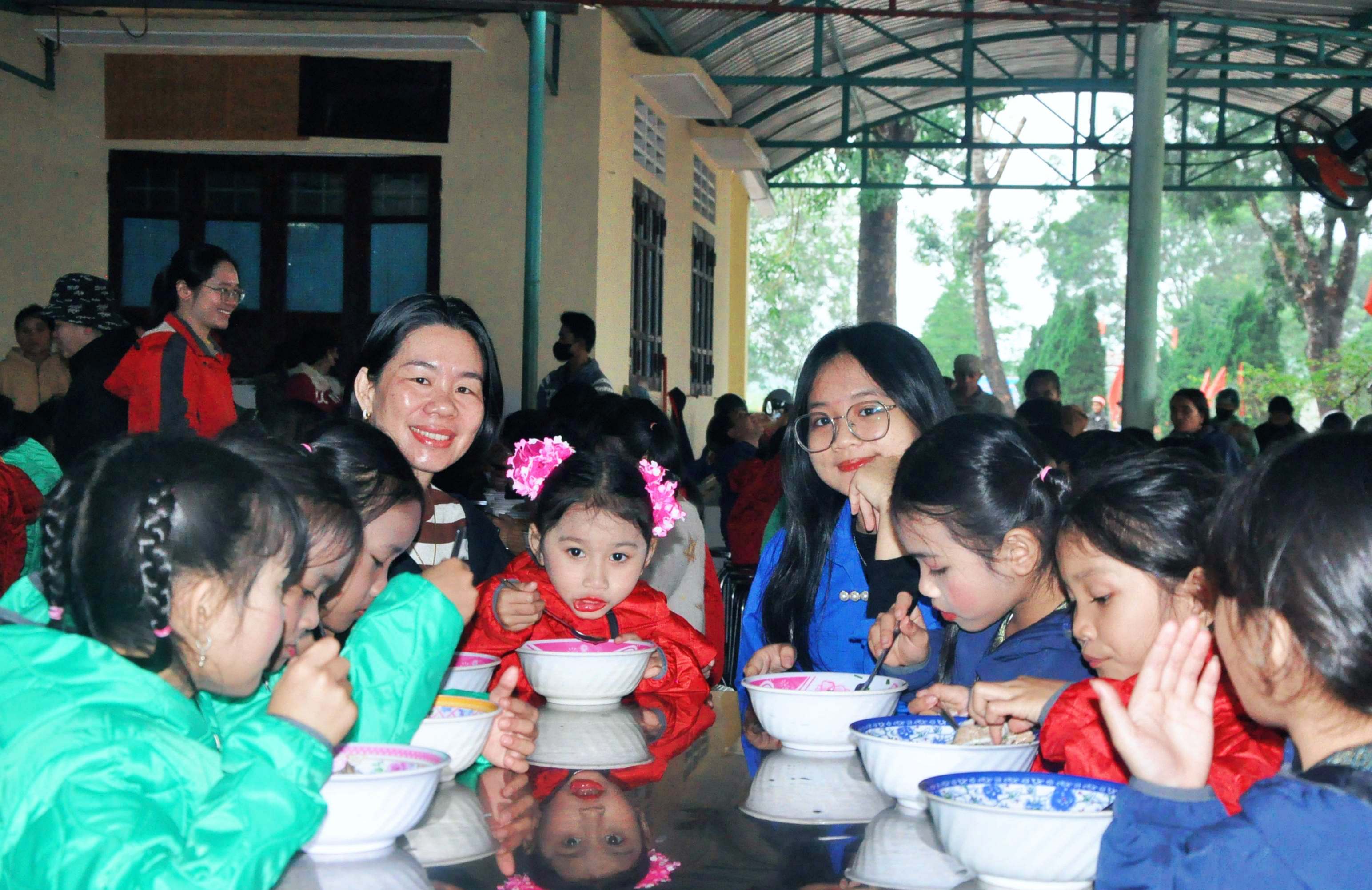 Công đoàn Báo Quảng Trị phối hợp tổ chức chương trình “Xuân thay áo mới” cho học sinh vùng cao