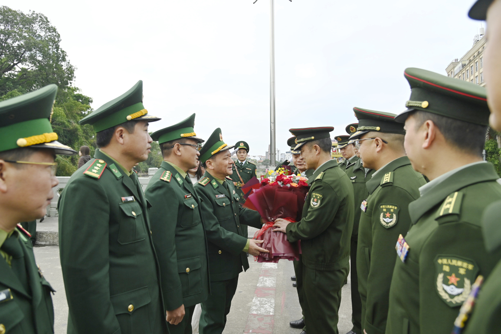 Lãnh đạo BĐBP Quảng Ninh tặng hoa chúc mừng đoàn đại biểu BĐBP địa khu Quảng Tây sang thăm, chúc mừng Ngày thành lập Quân đội nhân dân Việt Nam. 