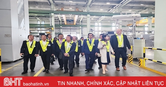 La delegación de la provincia de Ha Tinh trabaja con socios de la cervecería de Hanoi