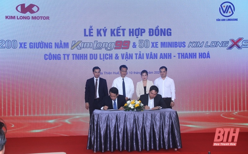 ក្រុមហ៊ុន Van Anh Limousine បានចុះកិច្ចសន្យាទិញរថយន្ត KimLong 99 និង KimLong X9 ចំនួន ២៥០គ្រឿង សម្រាប់ដឹកជញ្ជូនអ្នកដំណើរ។