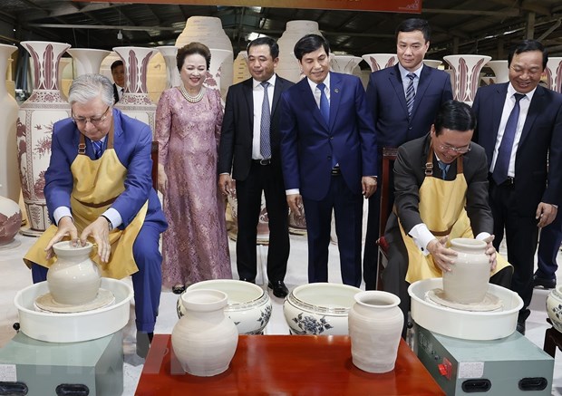 President and President of Kazakhstan experience making Chu Dau Ceramics