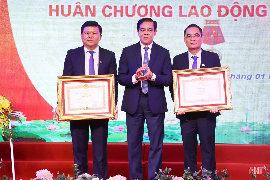 บริษัท Ha Tinh Urban Construction and Environment Joint Stock Company ได้รับรางวัลเหรียญแรงงานชั้นหนึ่ง