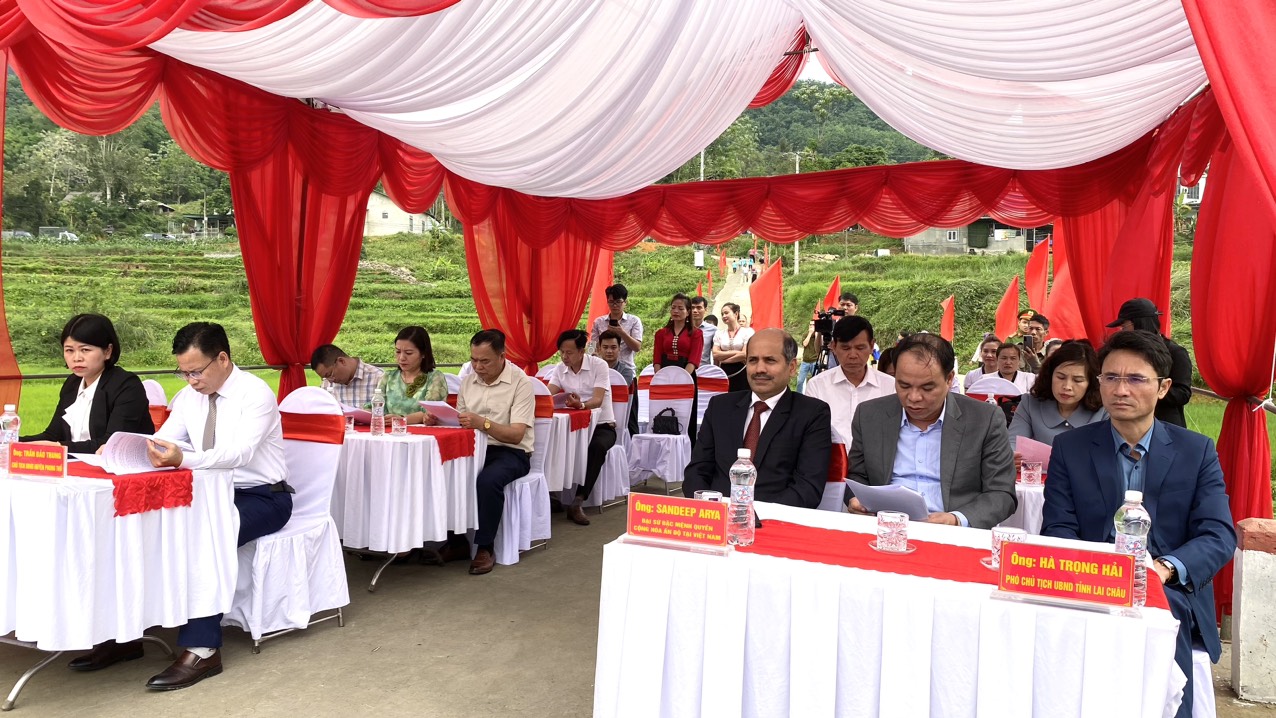 Các đại biểu dự buổi lễ.