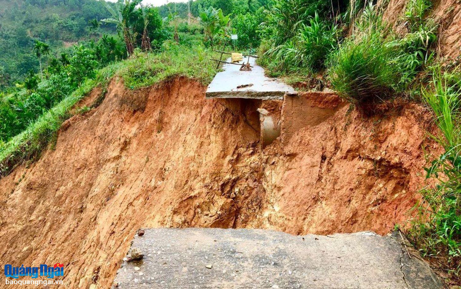 Selama musim hujan dan badai, risiko tanah longsor di daerah pegunungan sangat tinggi.