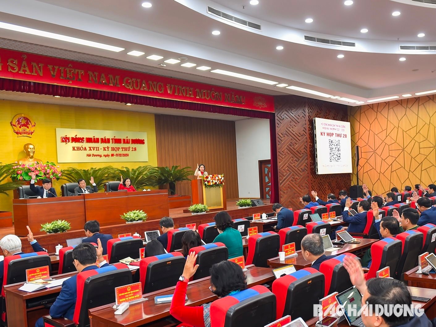 Delegates of Hai Duong Provincial People's Council voted and unanimously approved 37 resolutions (18 resolutions are new legal documents and policies of the province).