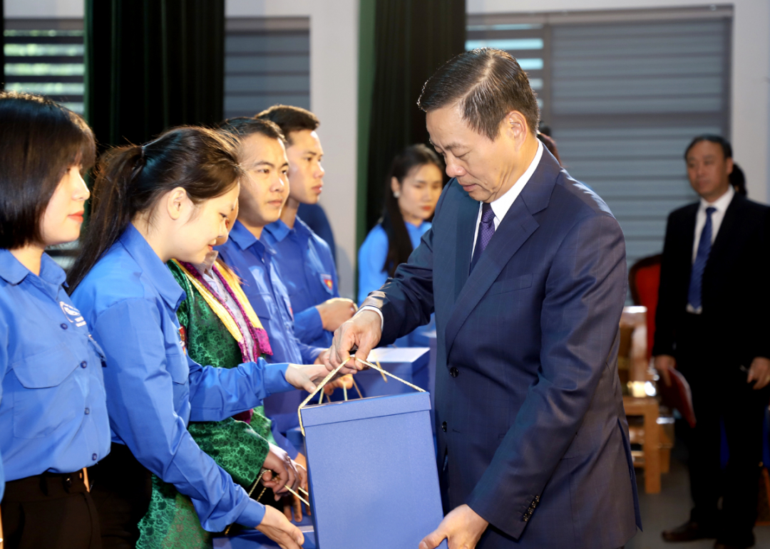 Chủ tịch UBND tỉnh Nguyễn Văn Sơn tặng quà cho các ĐVTN tiêu biểu của tỉnh