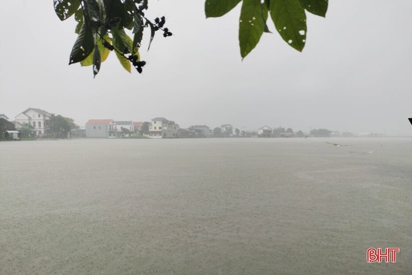 大雨で多くの家が浸水し、生徒たちは学校を休んだ。