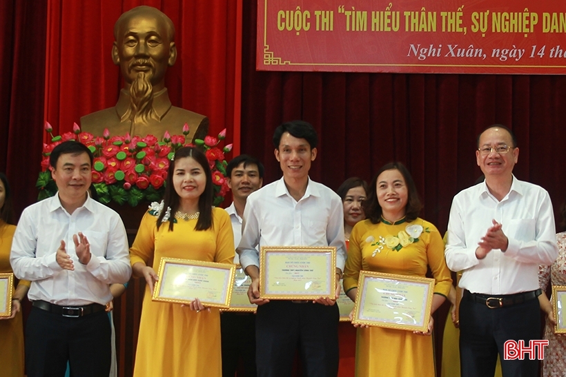 Trao giải Cuộc thi Tìm hiểu thân thế, sự nghiệp danh nhân Nguyễn Công Trứ