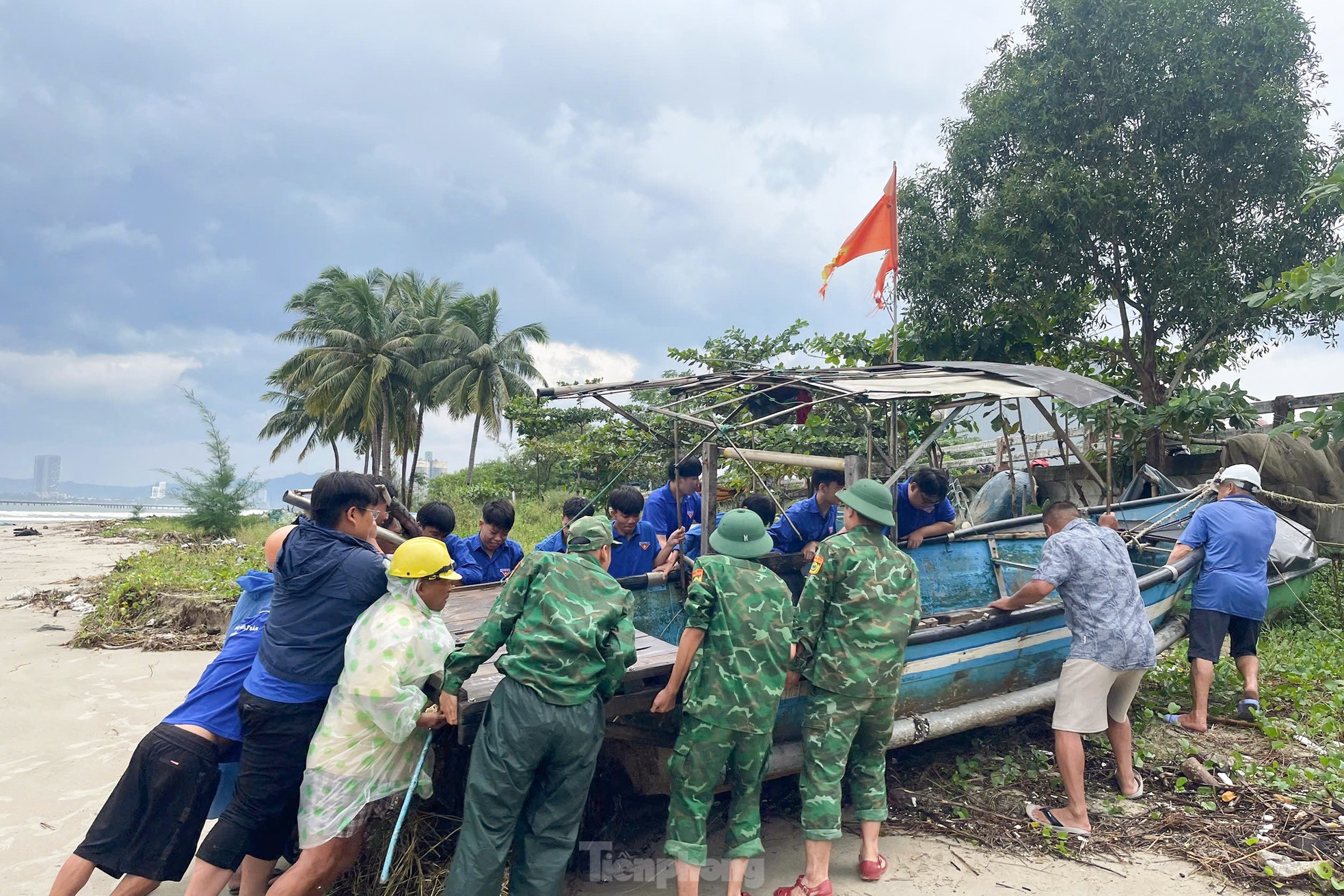 Da Nang aktiviert ein Freiwilligenteam, um Menschen bei der Vorbeugung des Sturms Tra Mi zu helfen. Foto 13