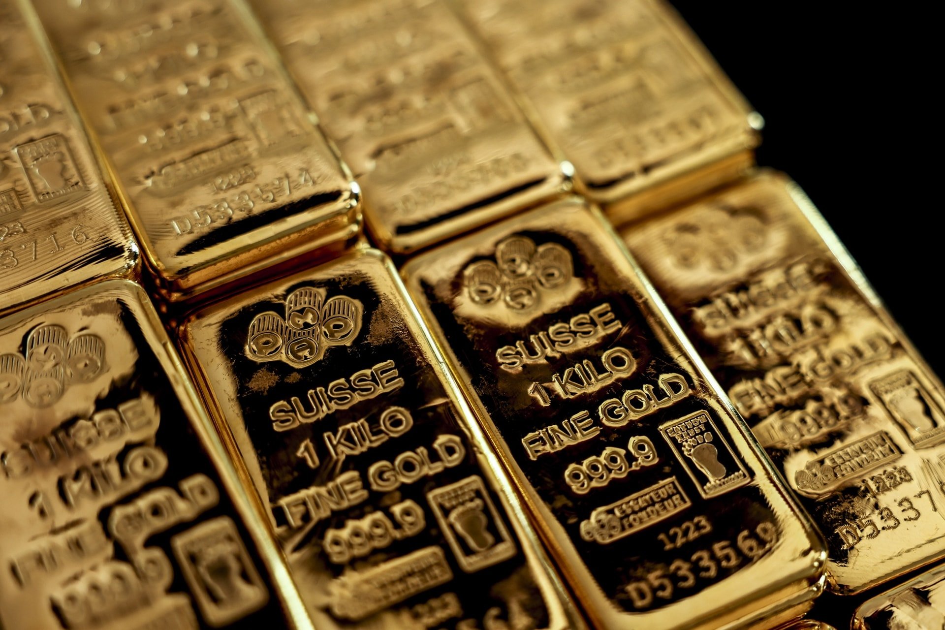 El precio mundial del oro supera los 2.700 dólares la onza