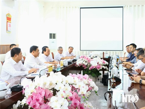 Provincial People's Committee meets to listen to reports and introduce secondary investors to Du Long Industrial Park