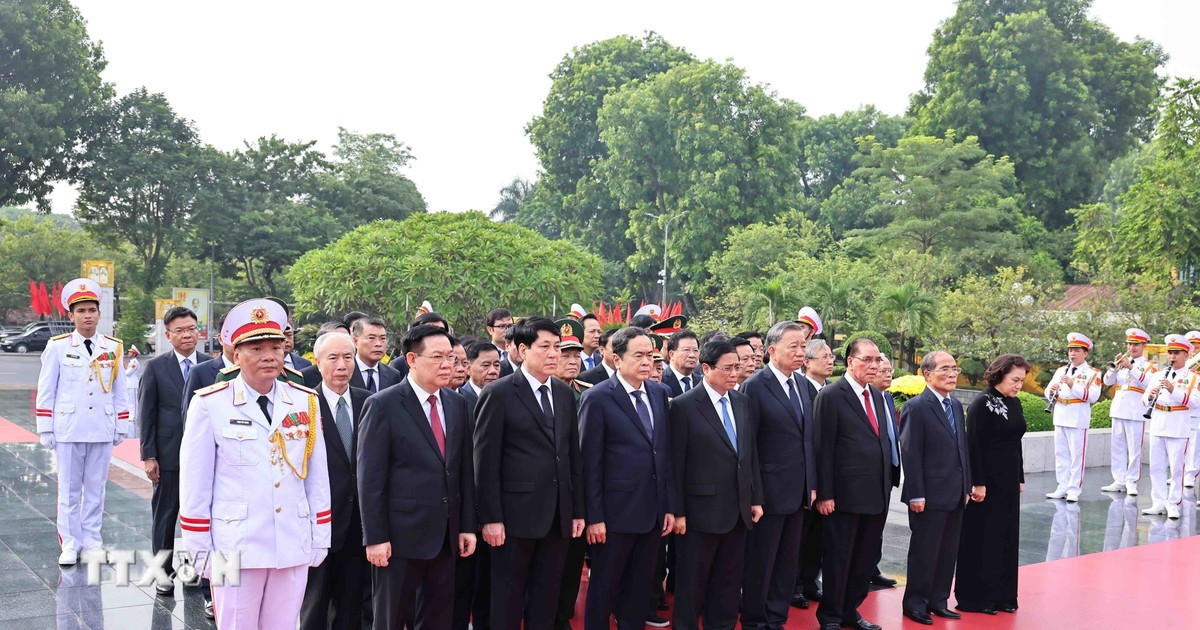 Dirigentes del Partido y del Estado conmemoran a mártires heroicos y visitan el Mausoleo del Tío Ho