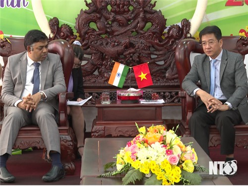 Comrade Nguyen Long Bien, Vice Chairman of the Provincial People's Committee received and worked with the Consul General of India.