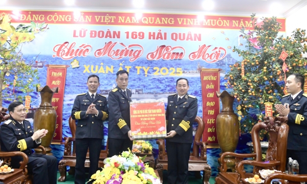 Tư lệnh Hải quân thăm, chúc Tết Lữ đoàn 169