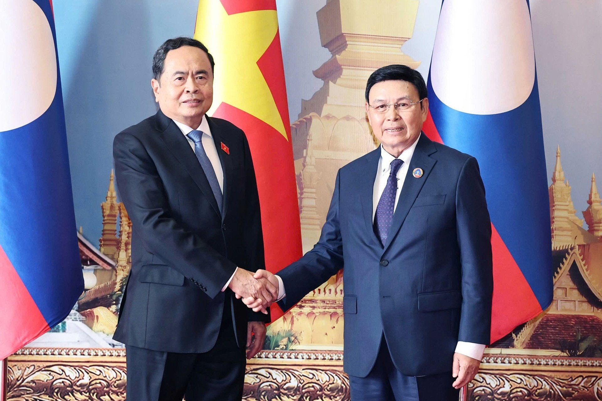 Le président de l'Assemblée nationale, Tran Thanh Man, s'entretient avec le président de l'Assemblée nationale du Laos