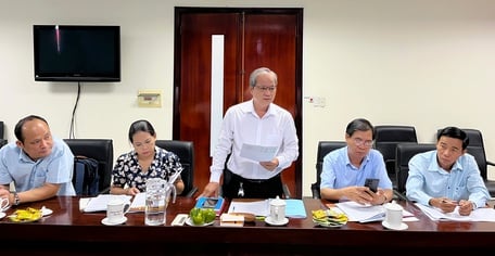 Thành viên đoàn khảo sát trao đổi một số nội dung liên quan đến tình hình thu, chi ngân sách. &nbsp;
