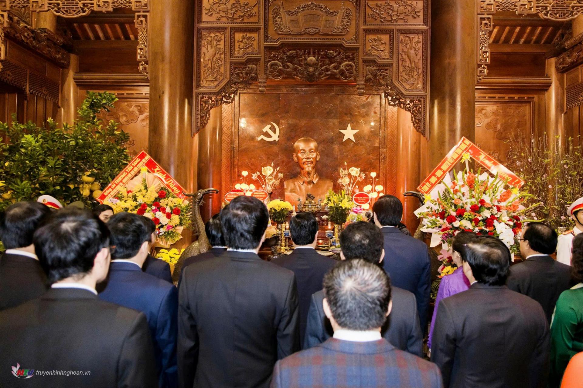 Panorama der Blumen- und Weihrauchopferzeremonie für Präsident Ho Chi Minh.