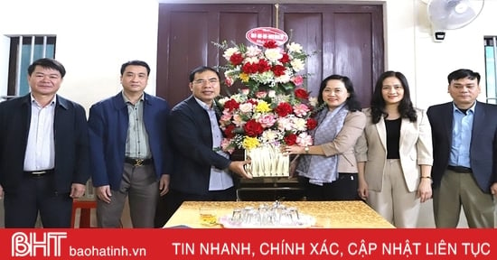 Trưởng ban Dân vận Tỉnh ủy chúc mừng Giáng sinh tại Giáo xứ Ngô Xá