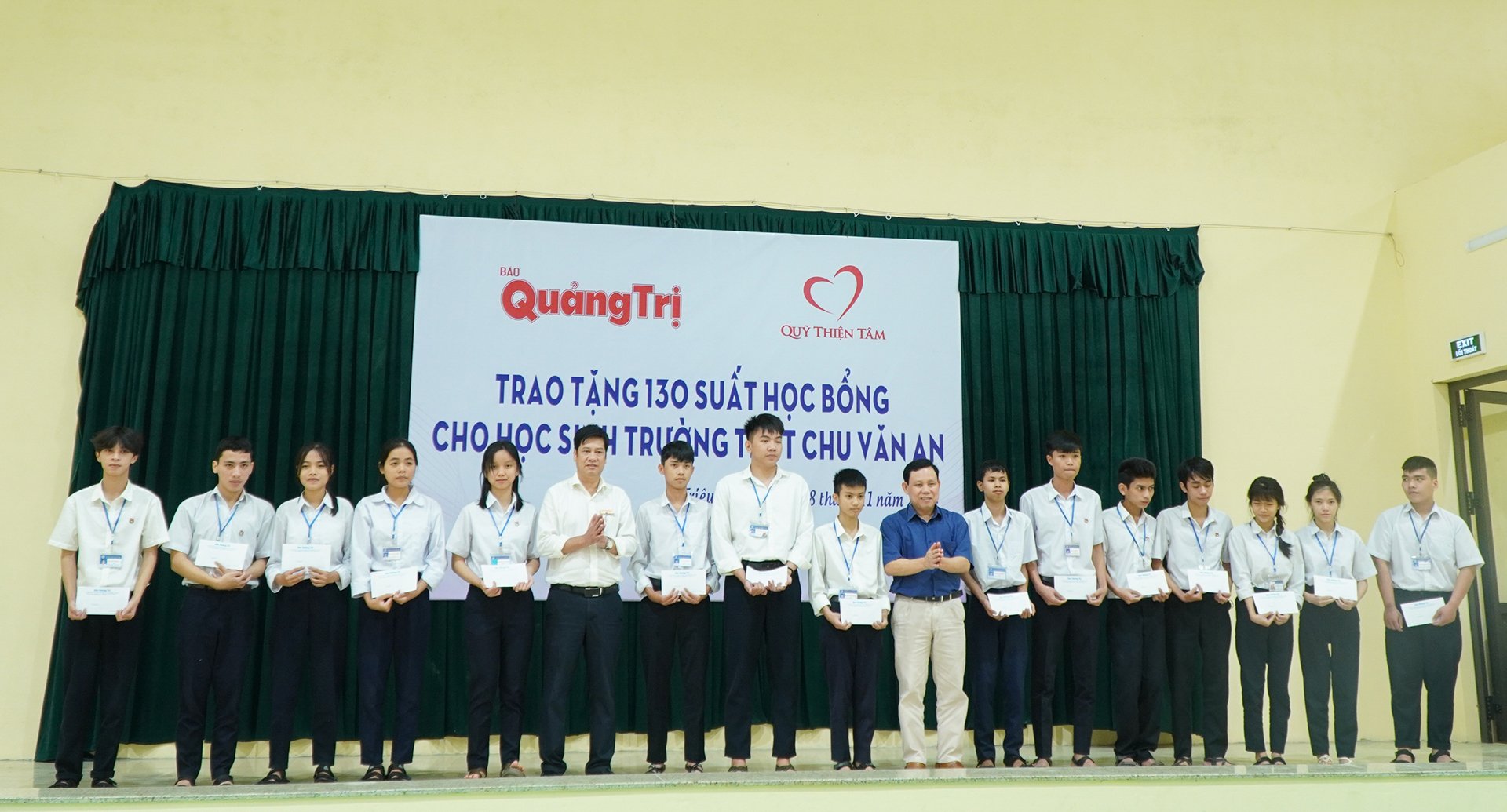 Thien Tam Fund - Quang Tri Newspaper: Awarding 130 scholarships to poor students overcoming difficulties at Chu Van An High School