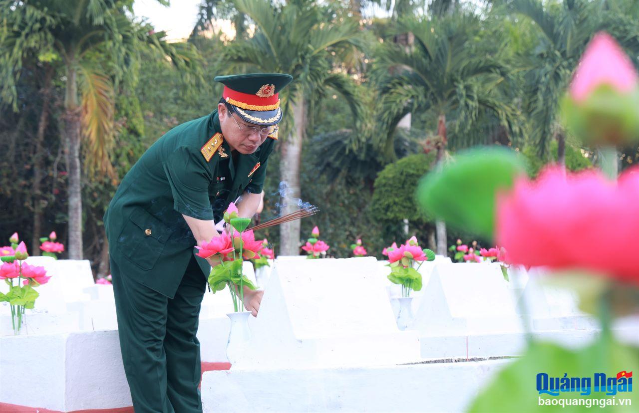 Oberstleutnant Tran The Phan, Kommandant des Provinzmilitärkommandos, brachte Weihrauch an den Gräbern der Märtyrer dar.