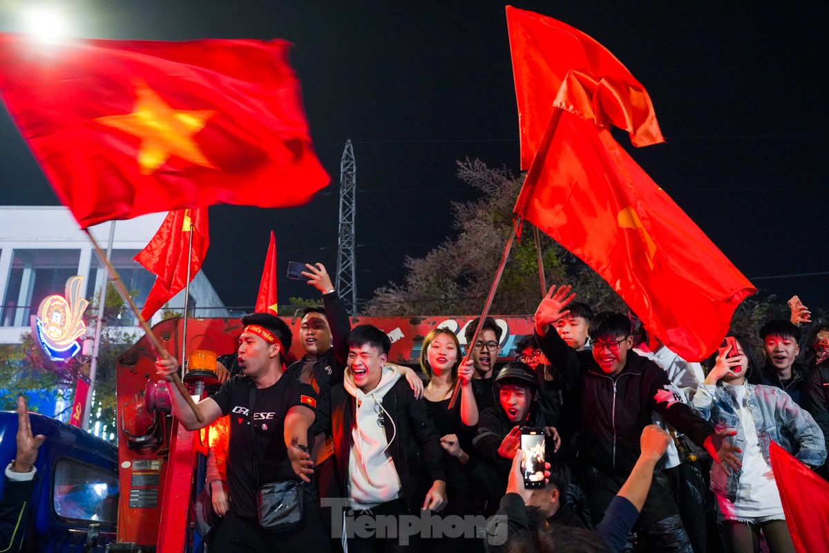 Menschenmassen stürmen um das Viet-Tri-Stadion, um den Sieg Vietnams über Thailand zu feiern. Foto 2