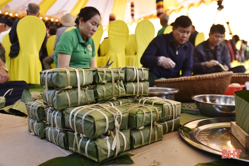 6 Teams konkurrieren darum, Chung-Kuchen zu verpacken, um sie dem Heiligen beim Ca-Tempelfest anzubieten