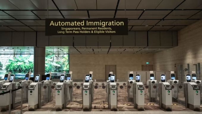 チャンギ空港の自動化された入国審査レーン。写真：チャンギ空港