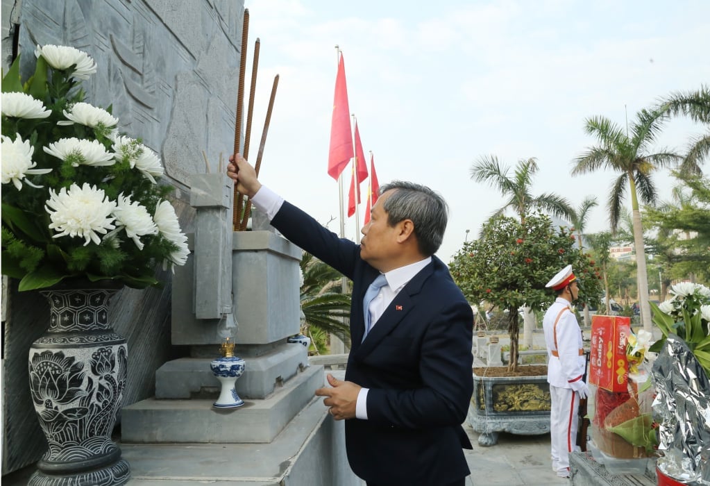 Đoàn đại biểu tỉnh dâng hương tại Tượng đài đồng chí Vũ Văn Hiếu, Bí thư Đặc Khu ủy đầu tiên Khu mỏ Quảng Ninh.