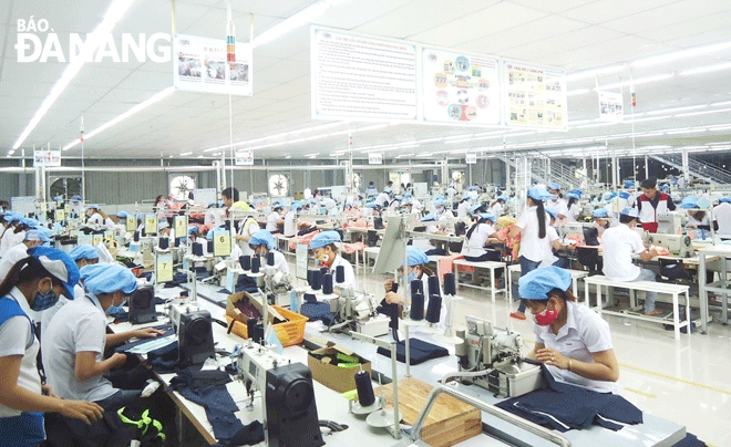 La ciudad necesita implementar simultáneamente soluciones, incluida la reforma administrativa, para mejorar la competitividad provincial.  EN LA FOTO: Obreros laborando en 29-3 Textile Joint Stock Company. Foto: M.Q.