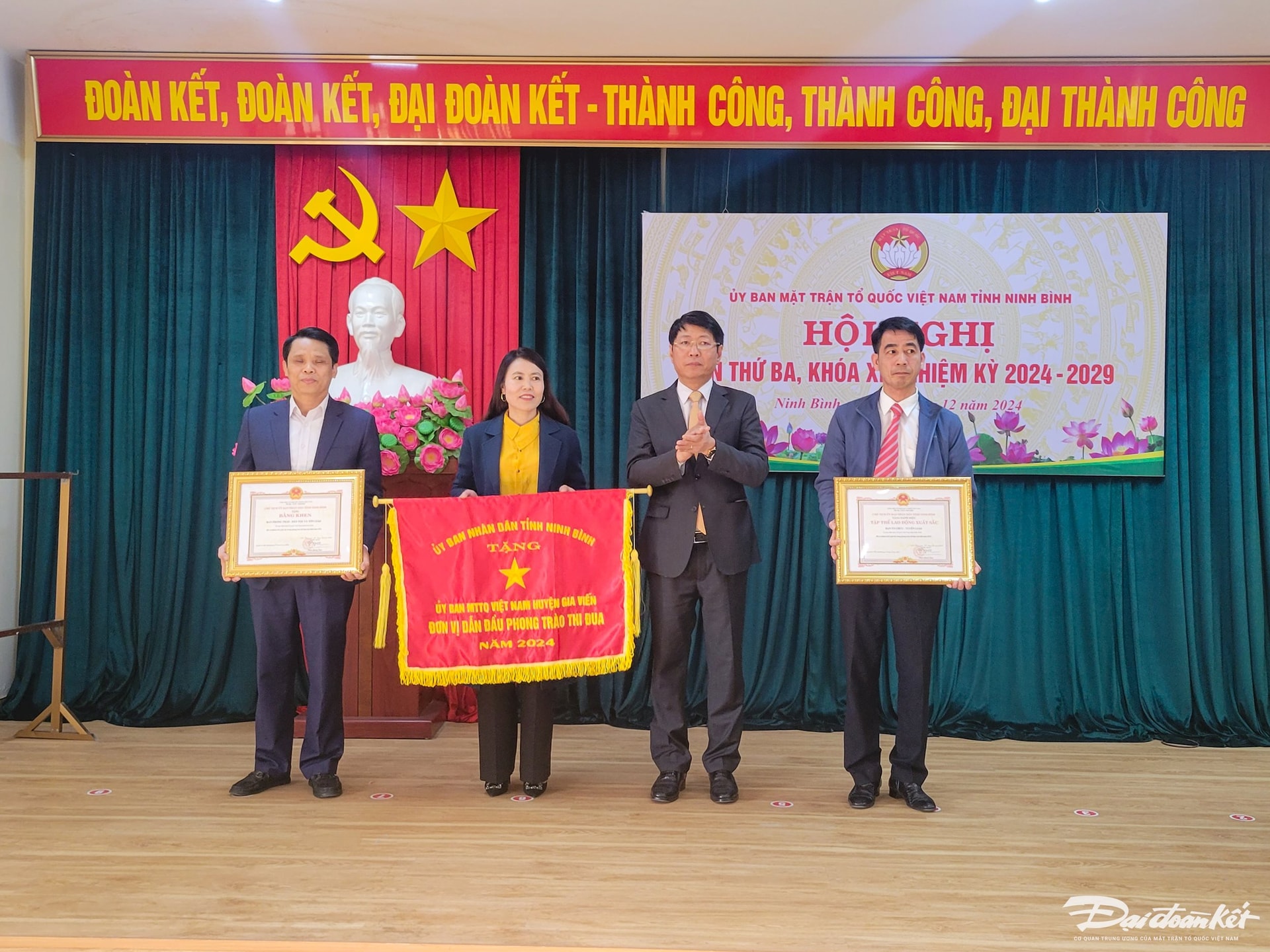 M. Tran Song Tung, vice-président du Comité populaire provincial de Ninh Binh, a présenté le drapeau d'émulation du Comité populaire provincial au représentant du Comité du Front de la Patrie du district de Gia Vien.