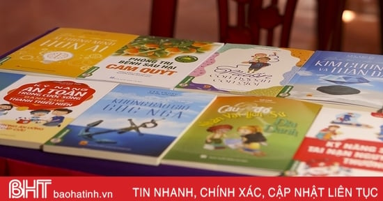 Thư viện Hà Tĩnh trao tặng 2.807 bản sách cho 13 nhà văn hóa cơ sở