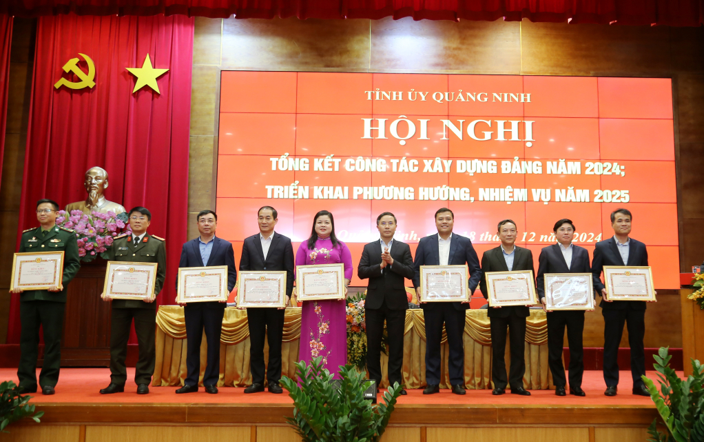 Comrade Pham Duc An, Deputy Secretary of the Provincial Party Committee, Chairman of the Provincial People's Committee awarded Certificates of Merit from the Provincial Party Standing Committee to collectives with outstanding achievements.