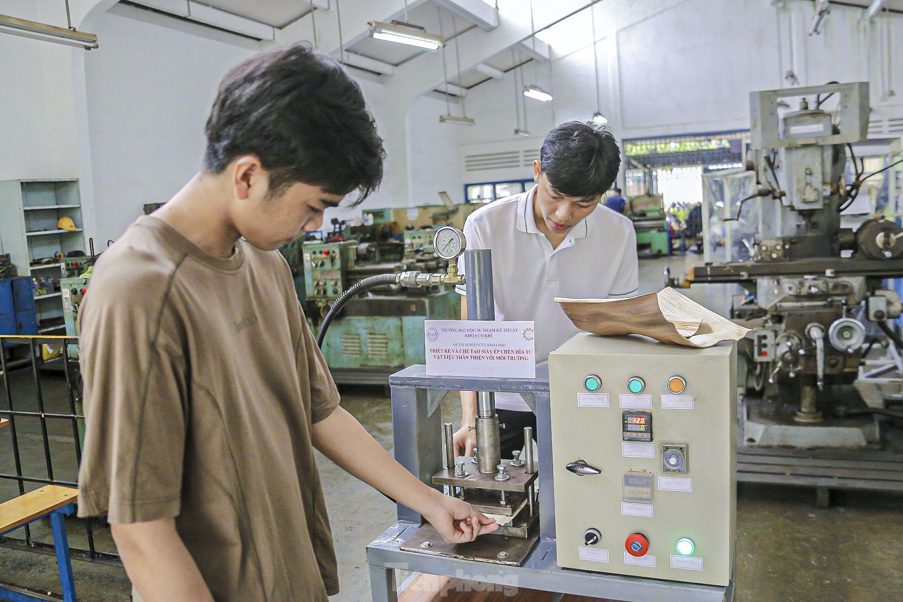 Estudiantes de Da Nang inventan un lavavajillas con materiales ecológicos (foto 13)