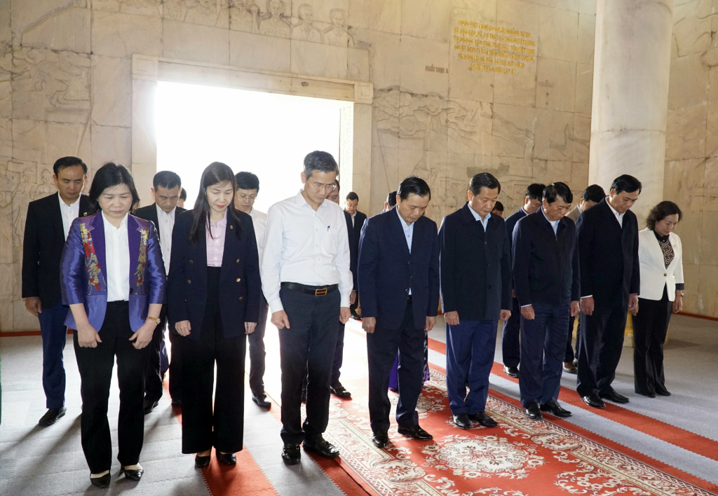 Vizepremierminister Le Minh Khai, Provinzführer und die Delegation gedachten Präsident Ho Chi Minh.