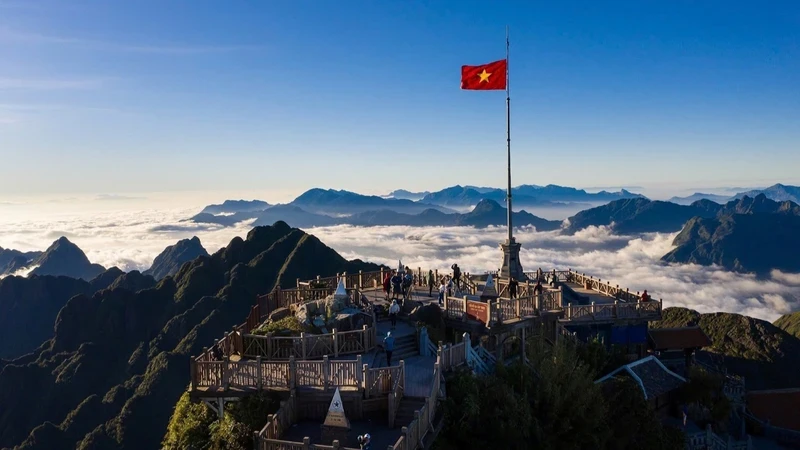 Cloud hunting season in Fansipan attracts a large number of travel lovers from all over the world.