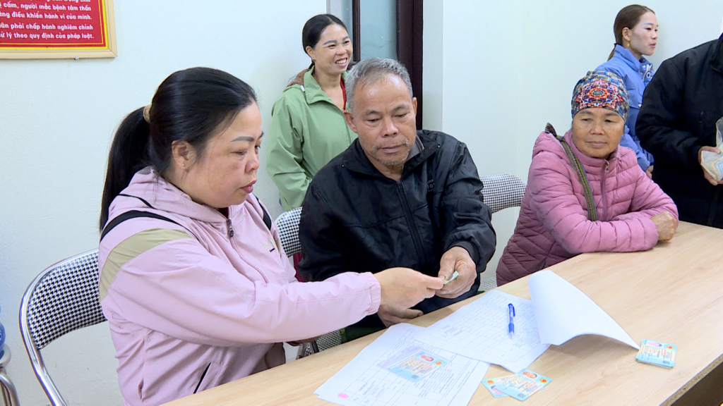 Ông Giáp Thế Hòa ở thôn Bản Cáu, xã Lục Hồn nhận kinh phí hỗ trợ thiệt hại về lâm nghiệp sau bão số 3.