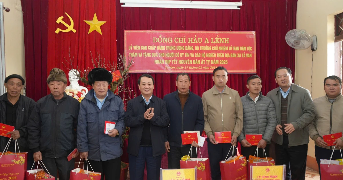 Le ministre et président du comité ethnique Hau A Lenh a rendu visite, offert des cadeaux et souhaité une bonne année aux personnes prestigieuses et aux ménages pauvres de la ville de Sa Pa.