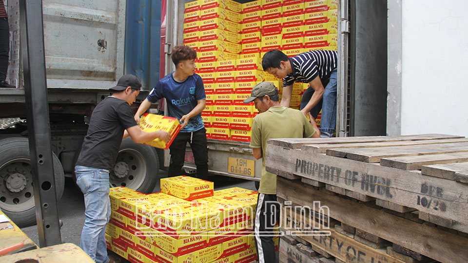 La société Nghia Hung Trading Service prépare activement des produits pour servir les consommateurs pendant le Nouvel An lunaire.